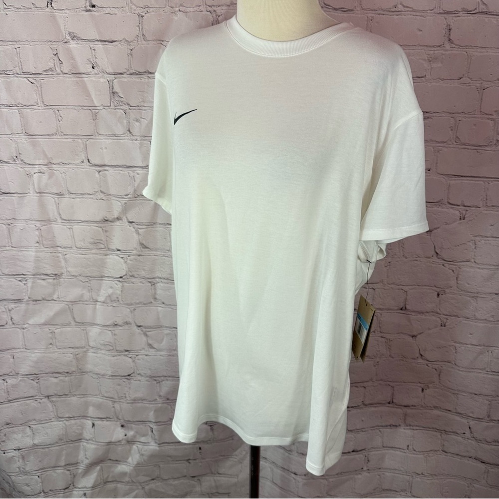 NWT Nike White Short Sleeve athletic Tee with Crew Neck HF6890-100 women sz Med